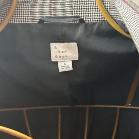 Women’s Plaid Oversized Blazer - Picture 4 of 9